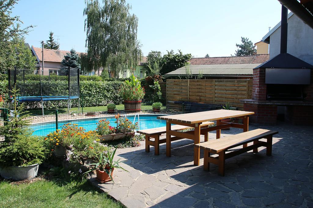 Penzion A Restaurace U Hroznu Velké Bílovice 외부 사진